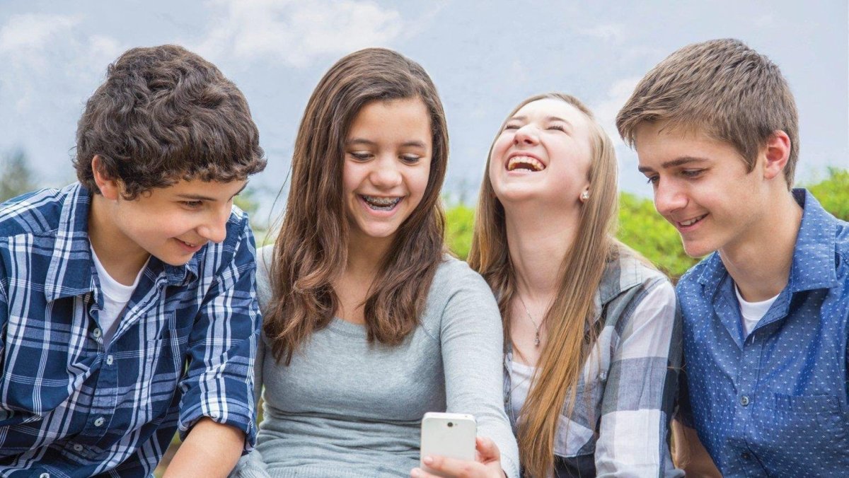 Подросток со сверстниками