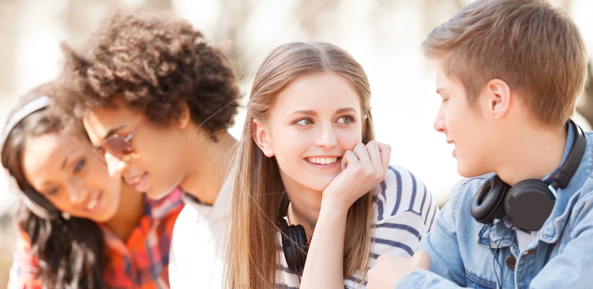 Два подростка разговаривают