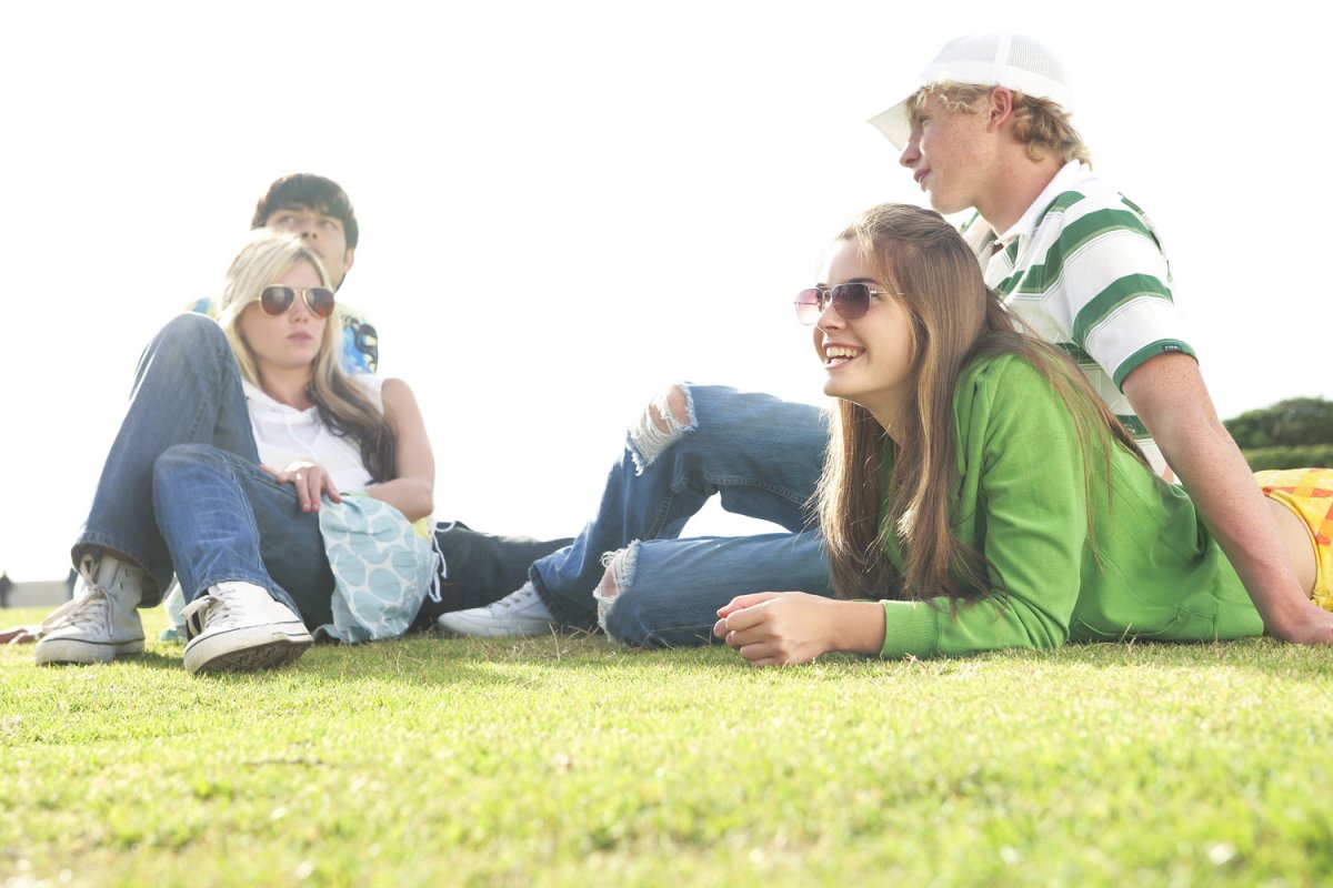 Счастливые подростки на белом фоне