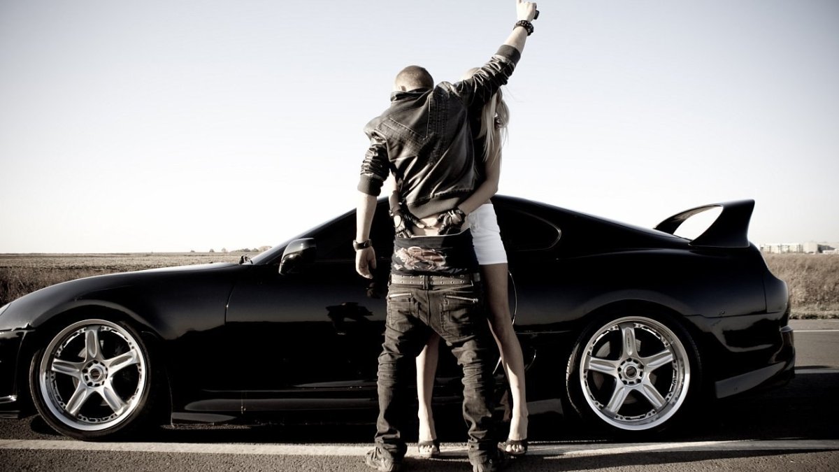 Парень в маске возле машины