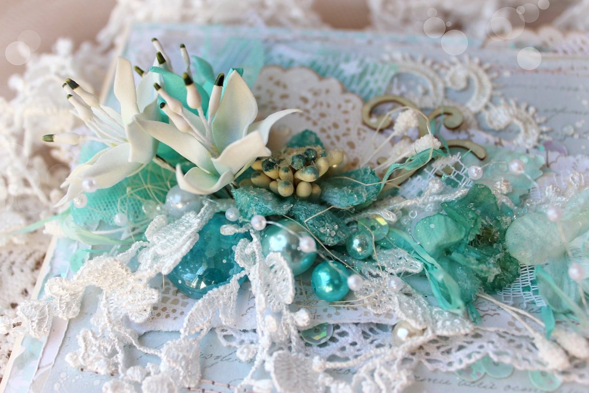 Обручальные кольца на голубом фоне