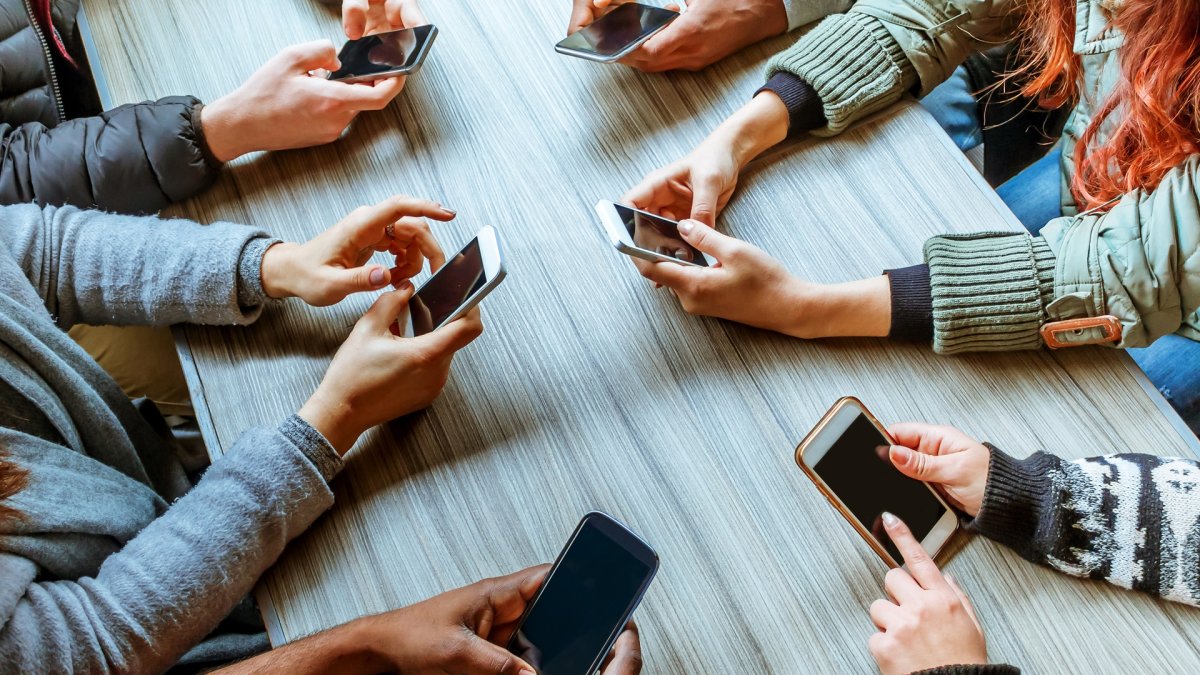 Молодежь с гаджетами