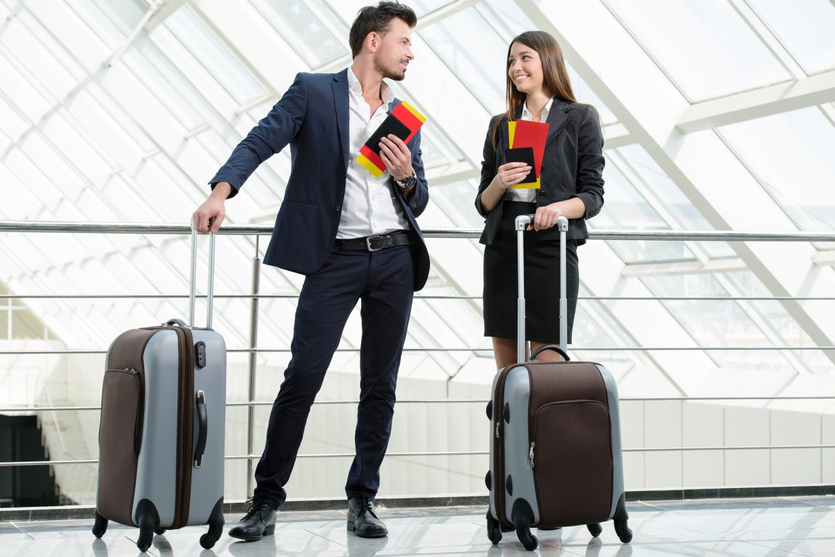 Люди в аэропорту рисунок