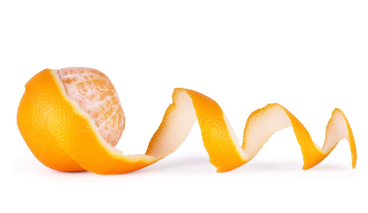 Мандариновые корки на белом фоне