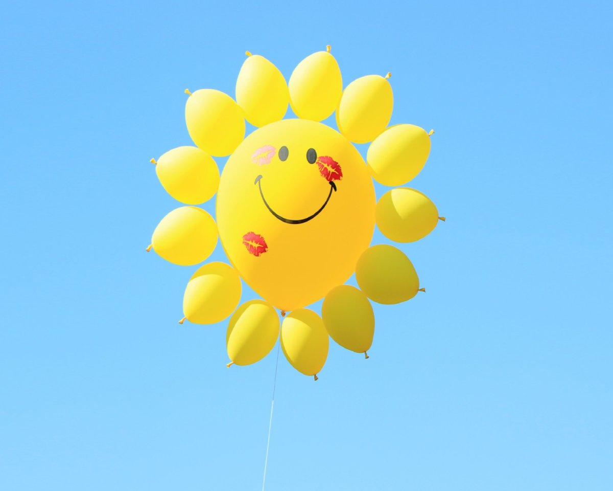 Желтый воздушный шар в небе