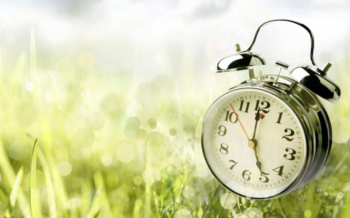 Часы на Светлом фоне