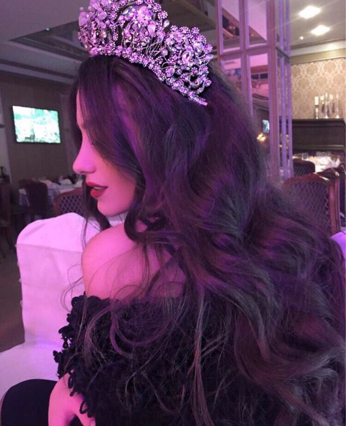 Девушка с короной на голове без лица