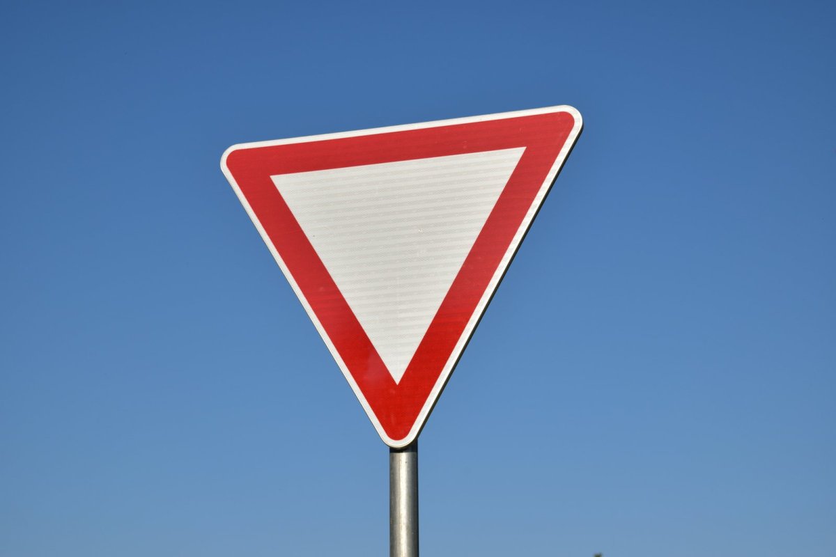 Знак Уступи дорогу