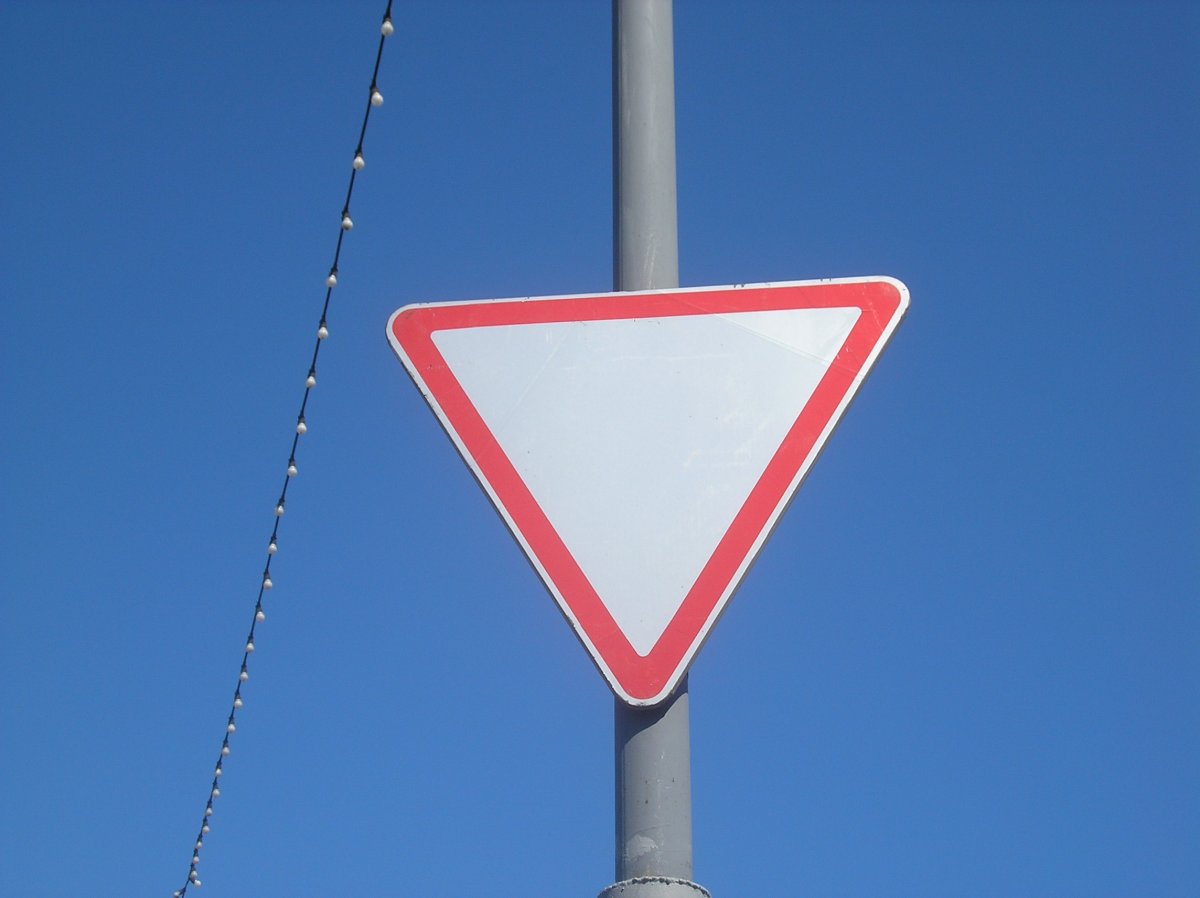 Дорожный знак 2.4 Уступи дорогу