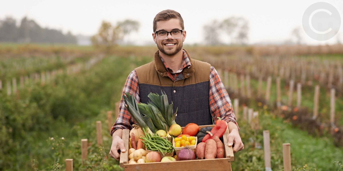 Парень с курицей