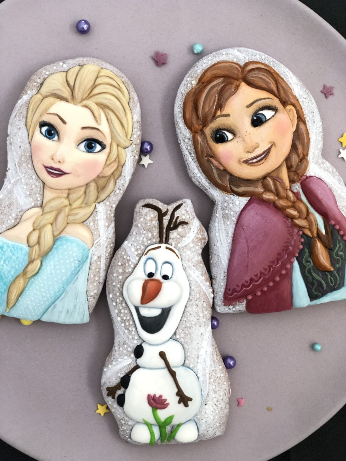 Анна и Эльза в детстве торт