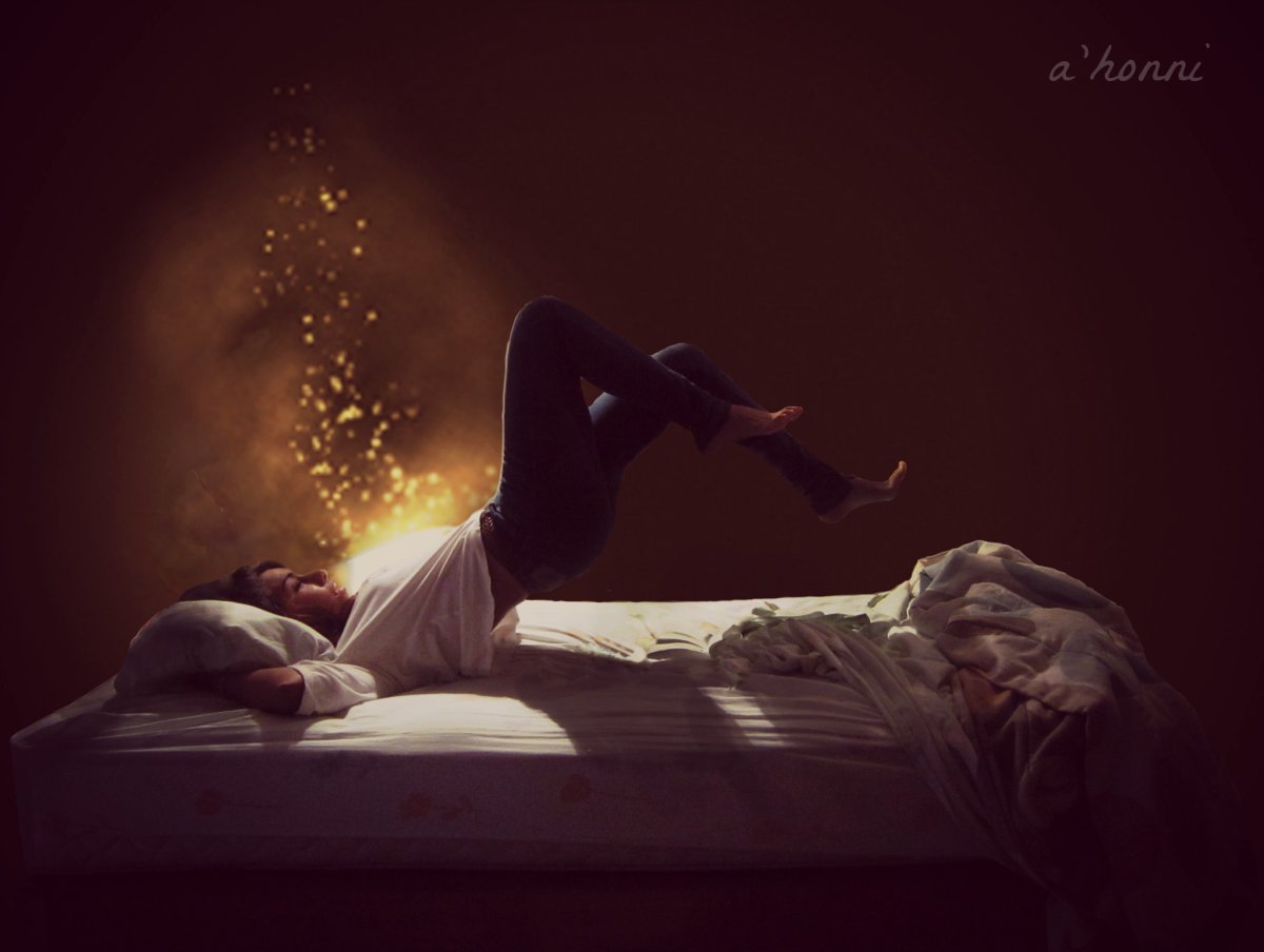 Девушка в постели ночью