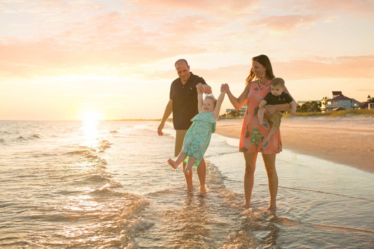 Счастливая семьяна закаате