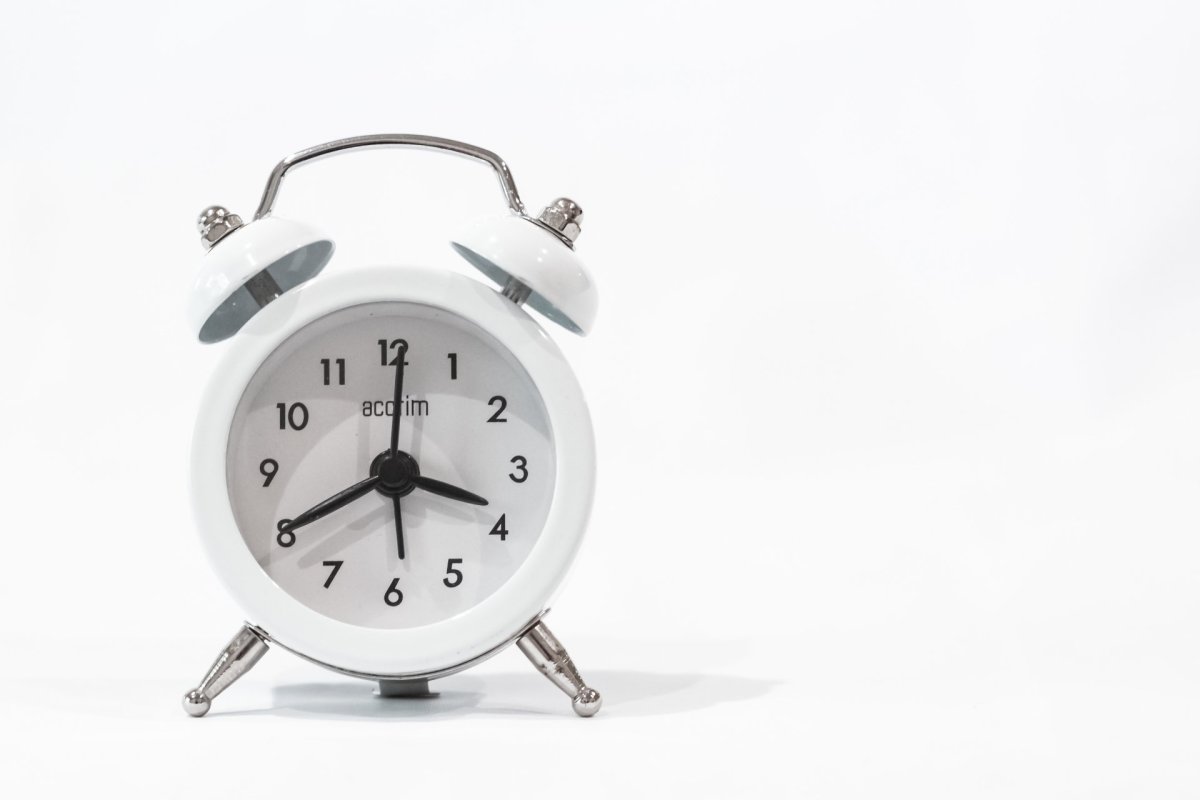 Будильник на белом фоне