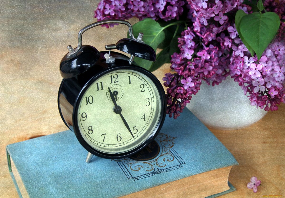 Будильник на столе