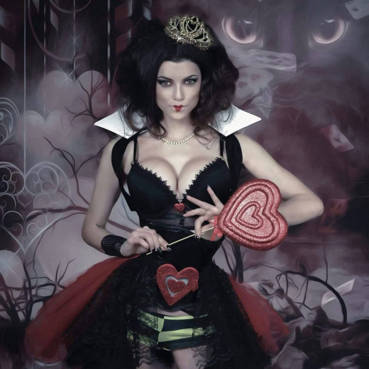 Костюмы в стиле дамы черви