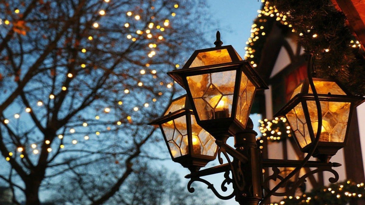 Новогодний уличный фонарь