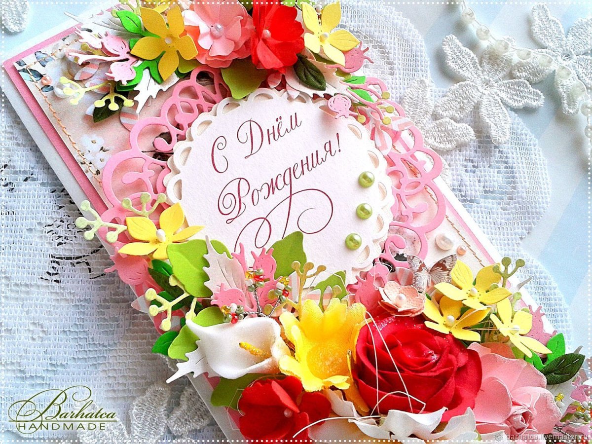 Цветы на кирпичной стене