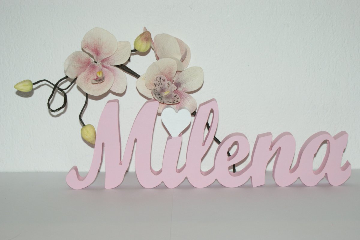 Торт на день рождения на белом фоне