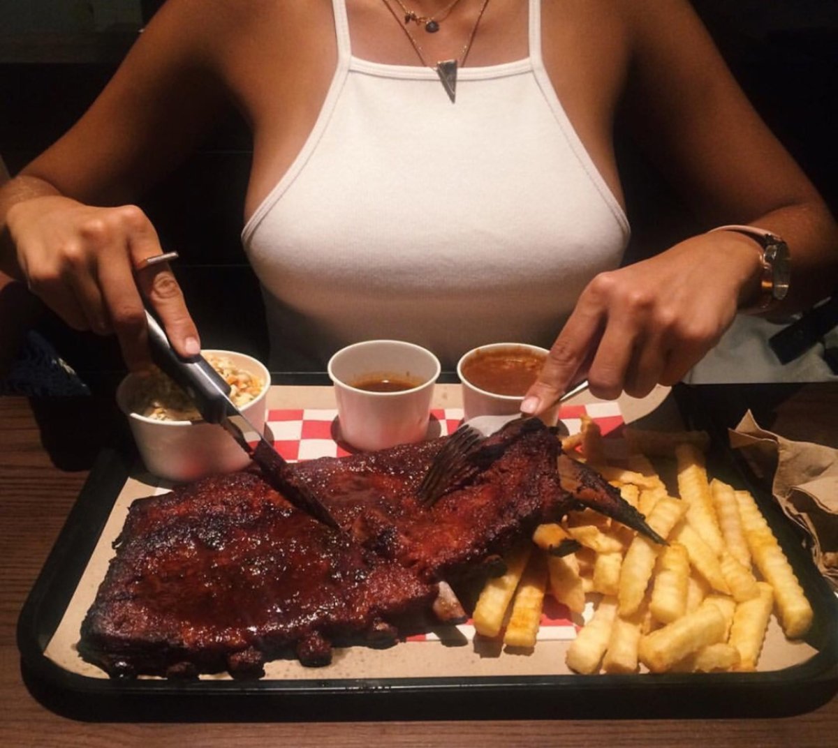 Красивая девушка и стейк