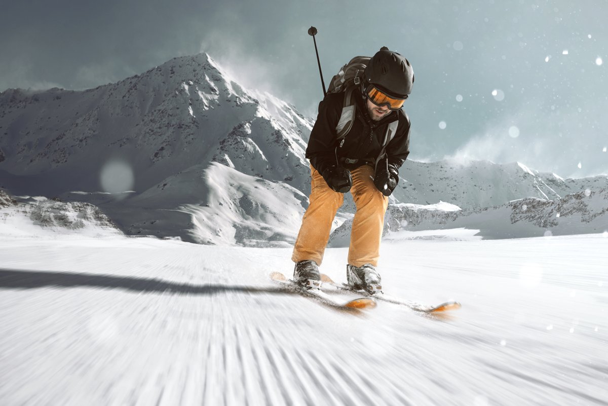 Парень на лыжах в горах