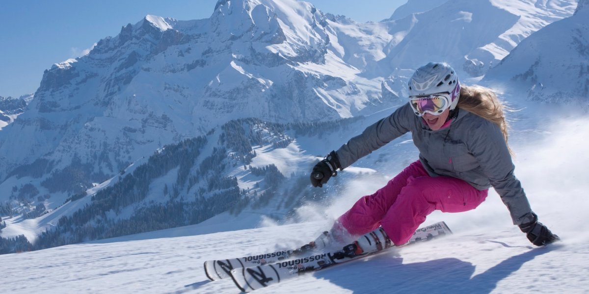 Девушка на лыжах в горах