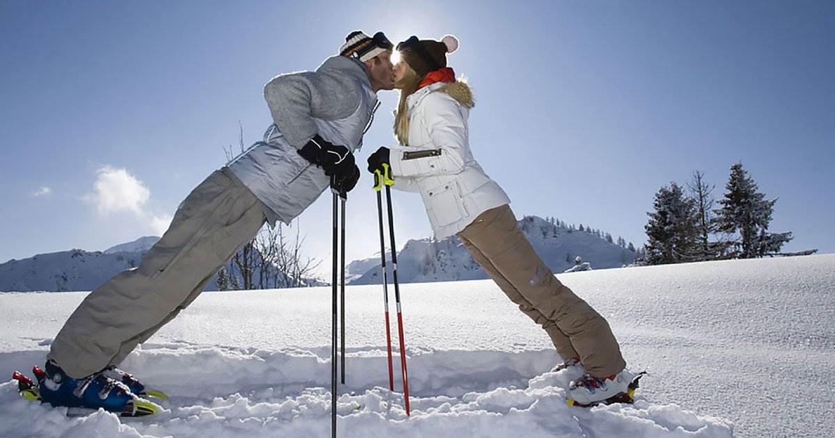 Парень и девушка на лыжах