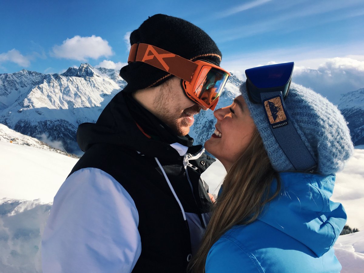 Парень с девушкой на горнолыжном курорте