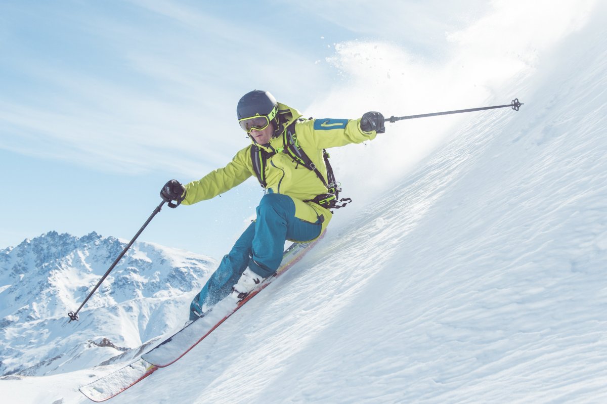 Лыжник спускается с горы