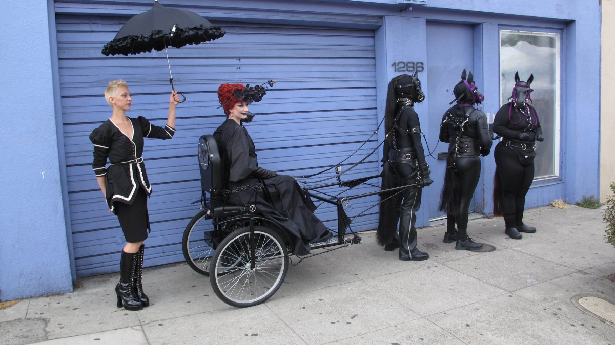 Девушка в костюме лошади