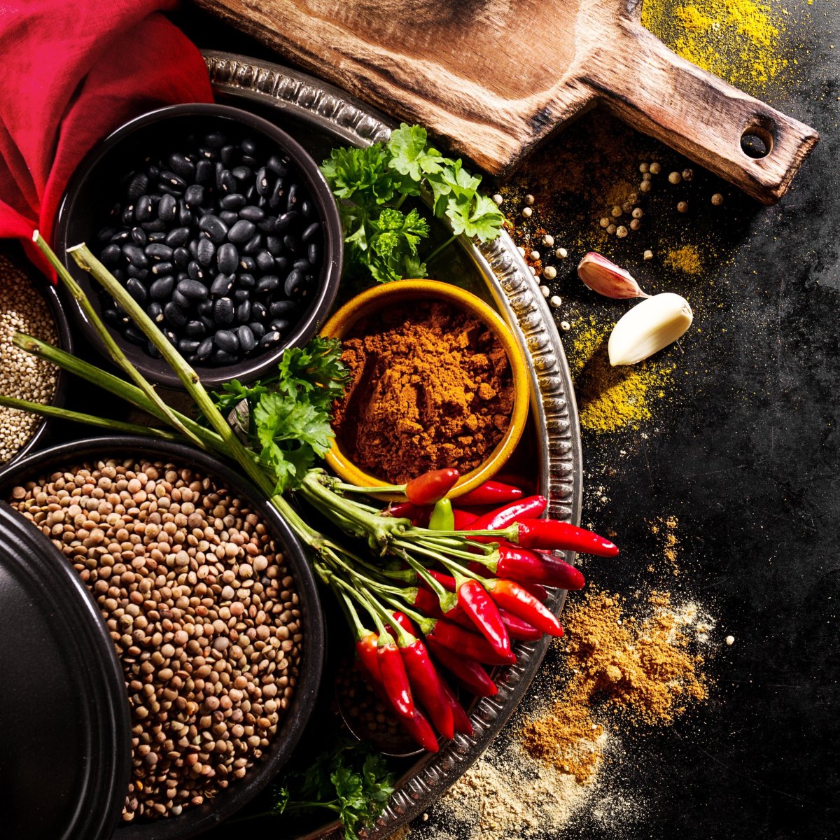 Приправы на черном фоне