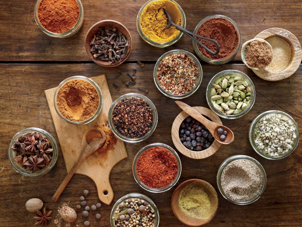 Еда на деревянном столе