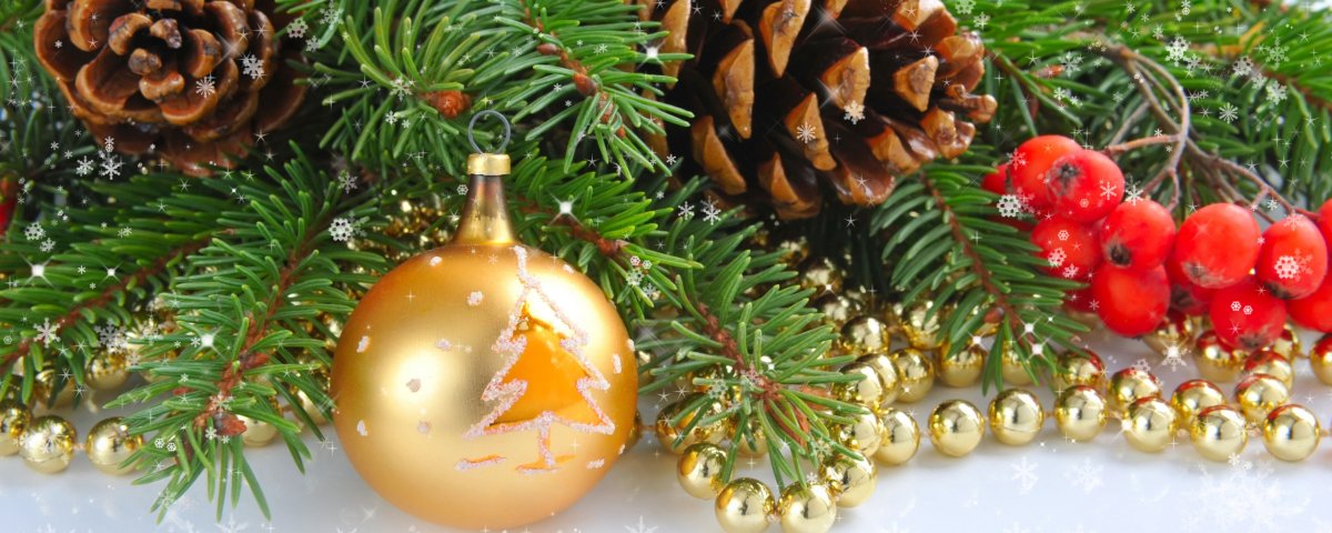 Новогодняя ветка с игрушками