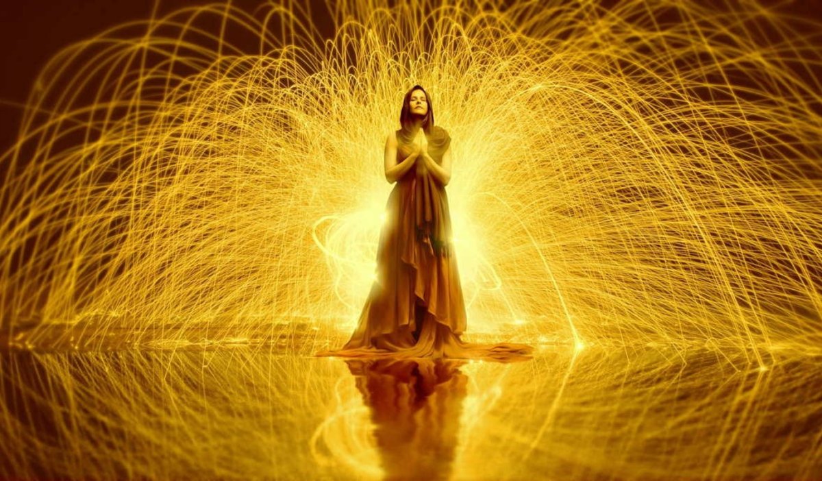 Женщина в потоке энергии
