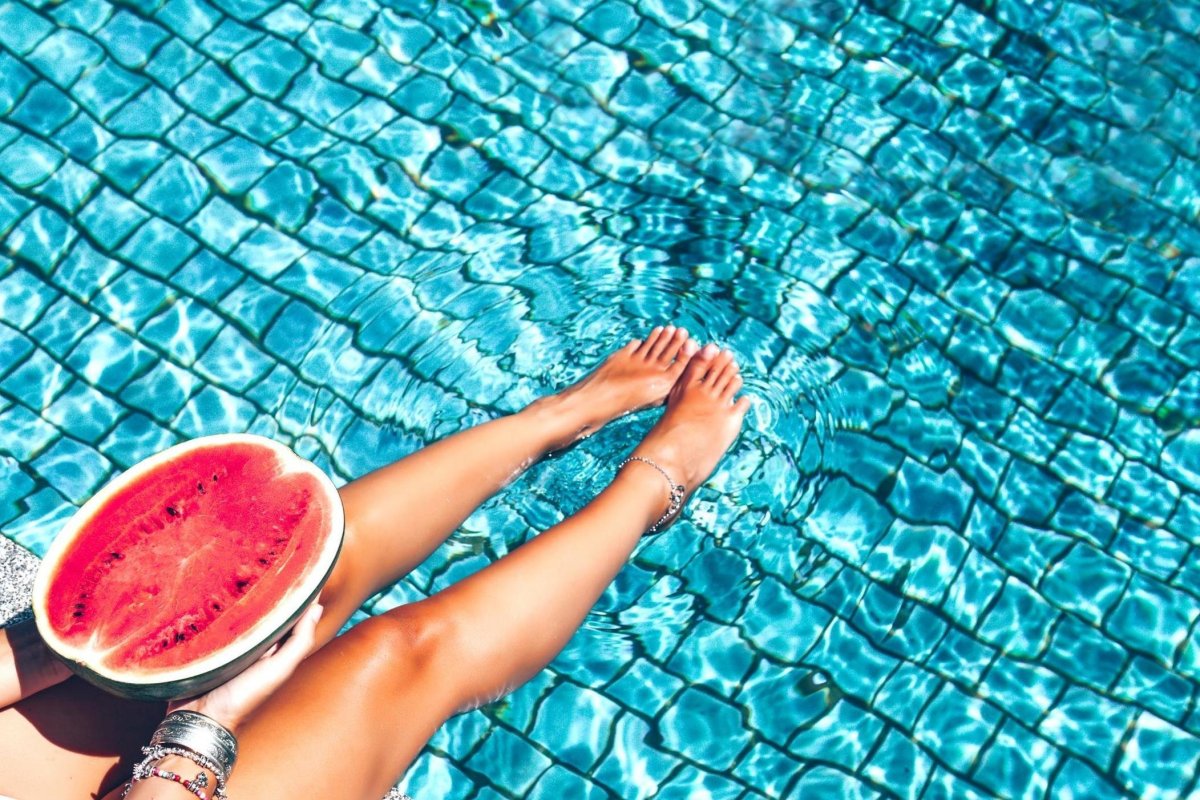 Девушка в бассейне с арбузом