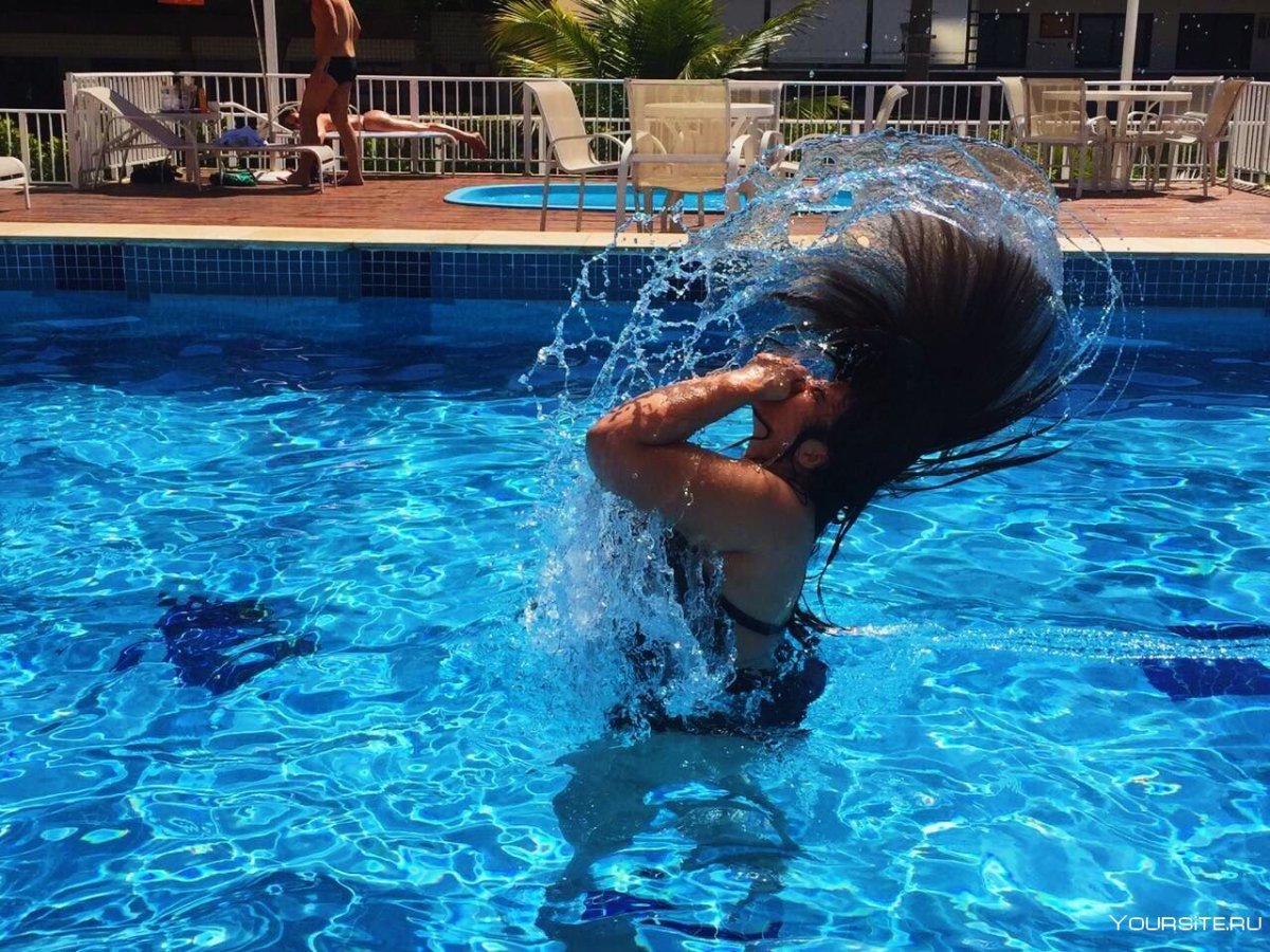 Девушка брюнетка в бассейне