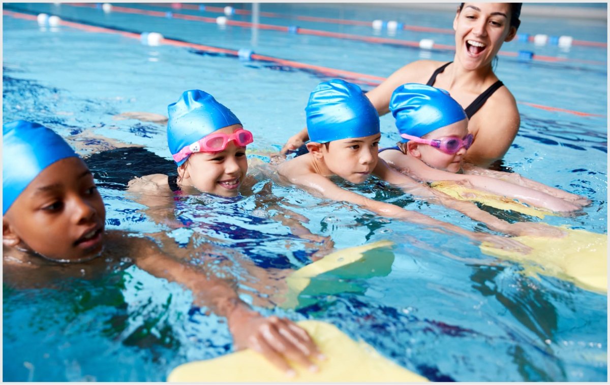 Группа детей и тренер в бассейне