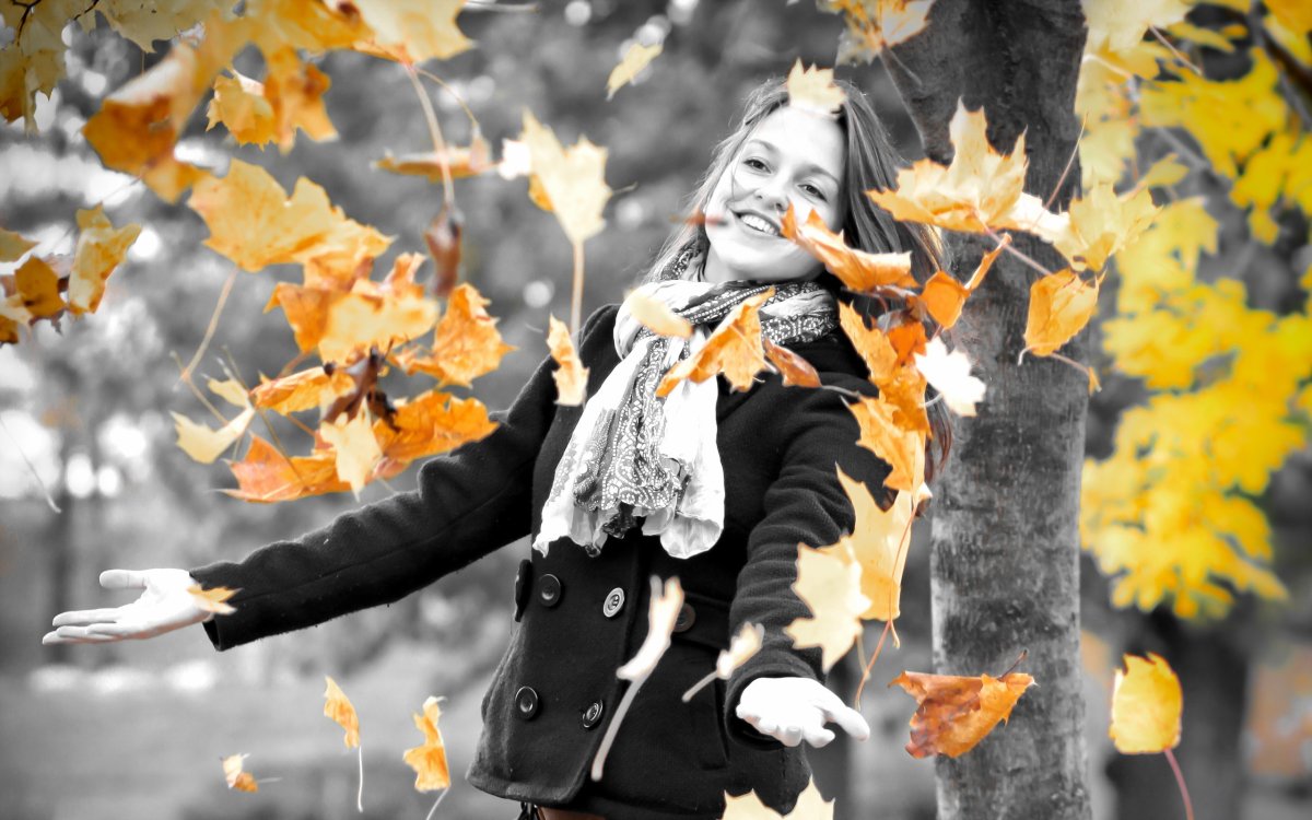 Девушка и листопад