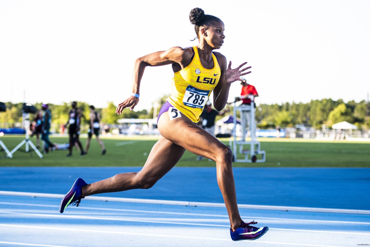 Бегун на старте силуэт