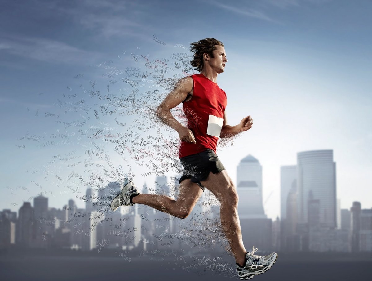 Спортсмен бежит