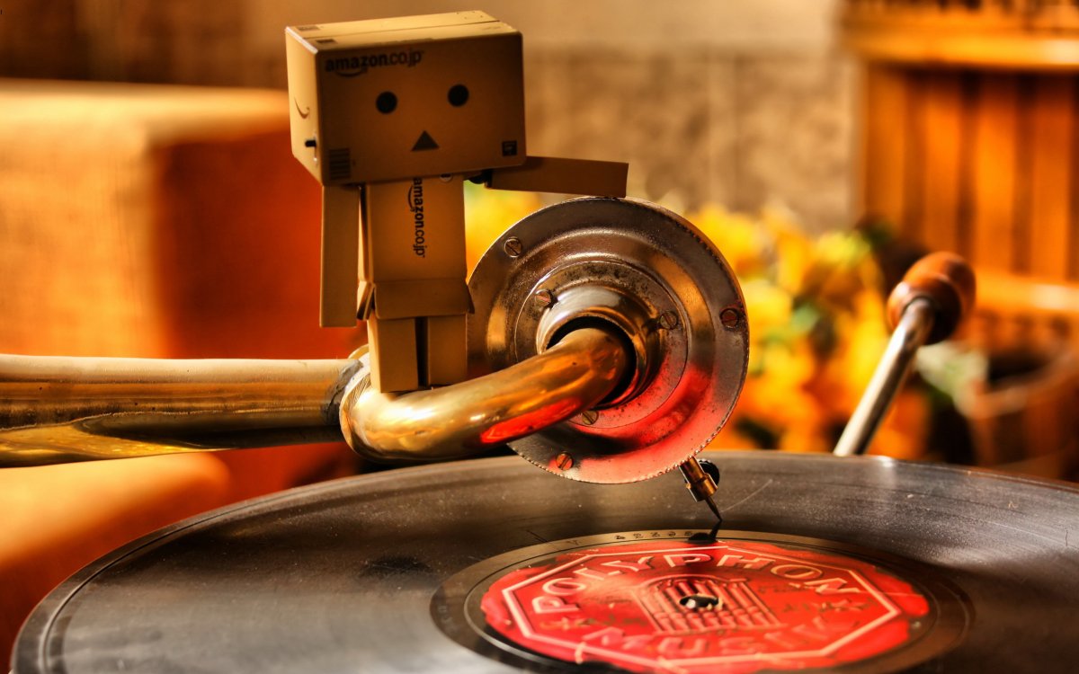 Граммофон на столе в комнате