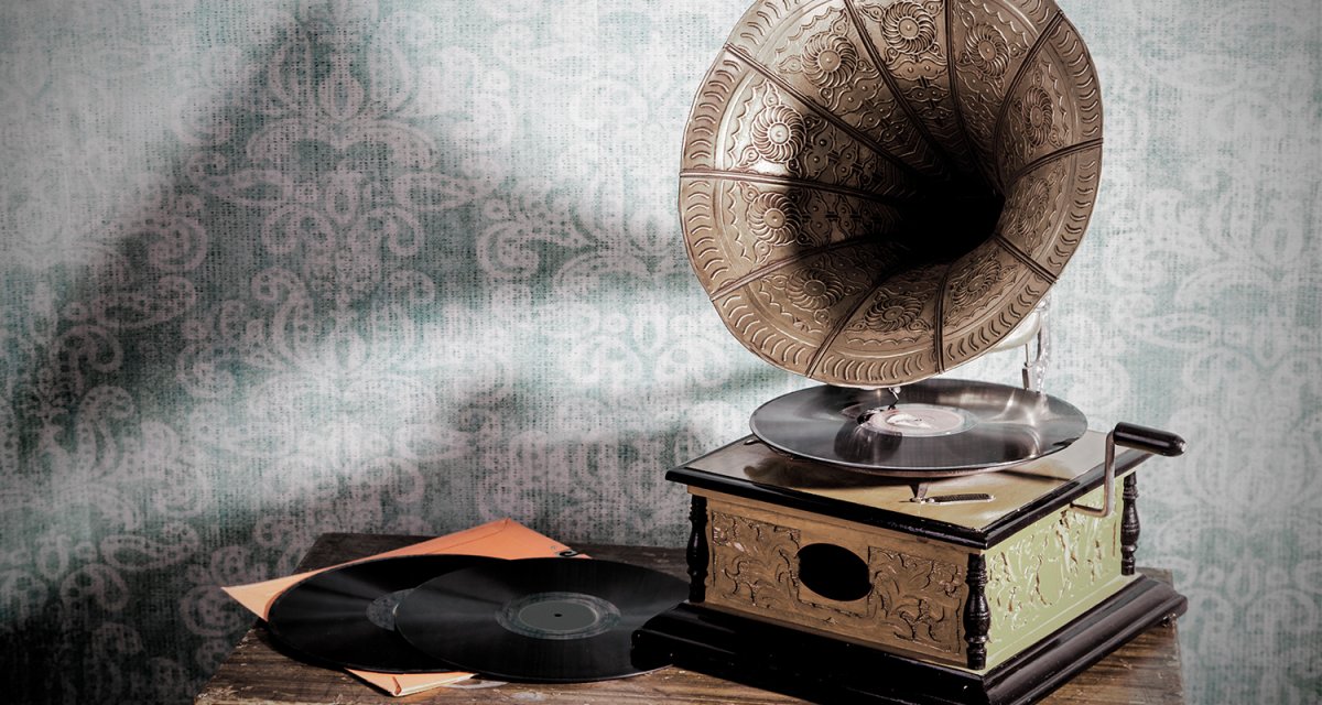 Старый граммофон в старой комнате