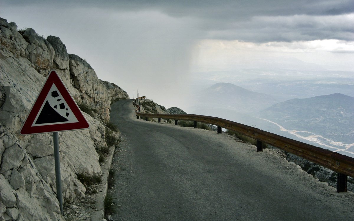 Дорожный знак Извилистая дорога