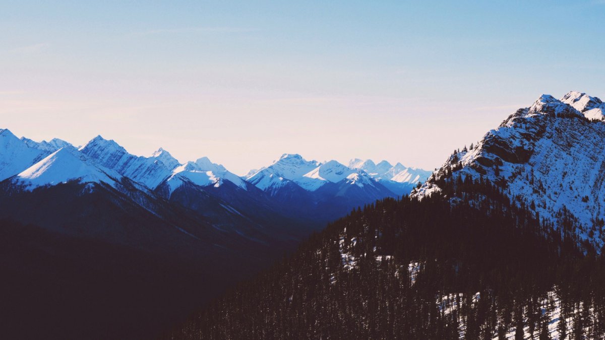 Горы черно синие пейзаж