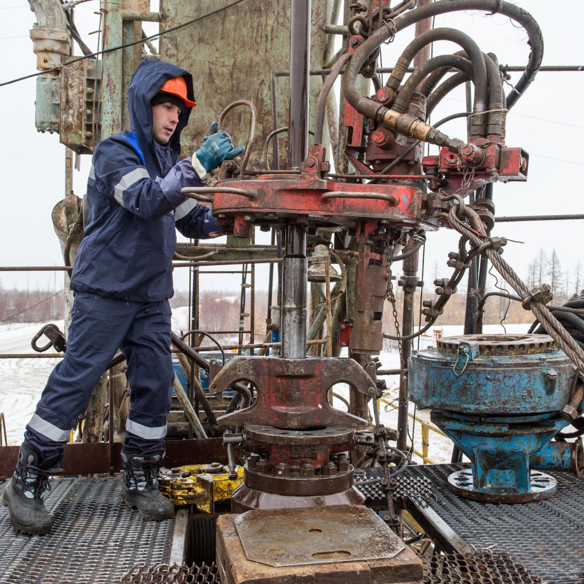 Слесарь-ремонтник нефтепромыслового оборудования