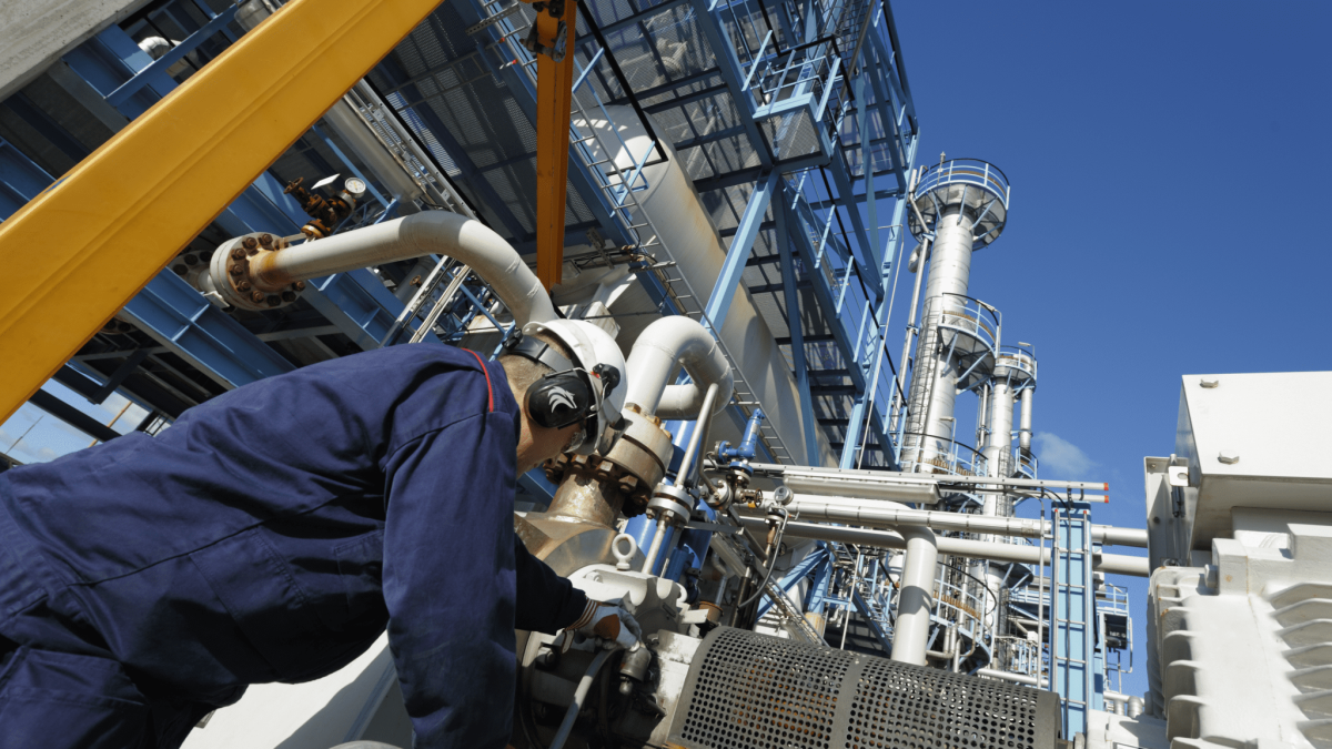 Инженер газа в каске