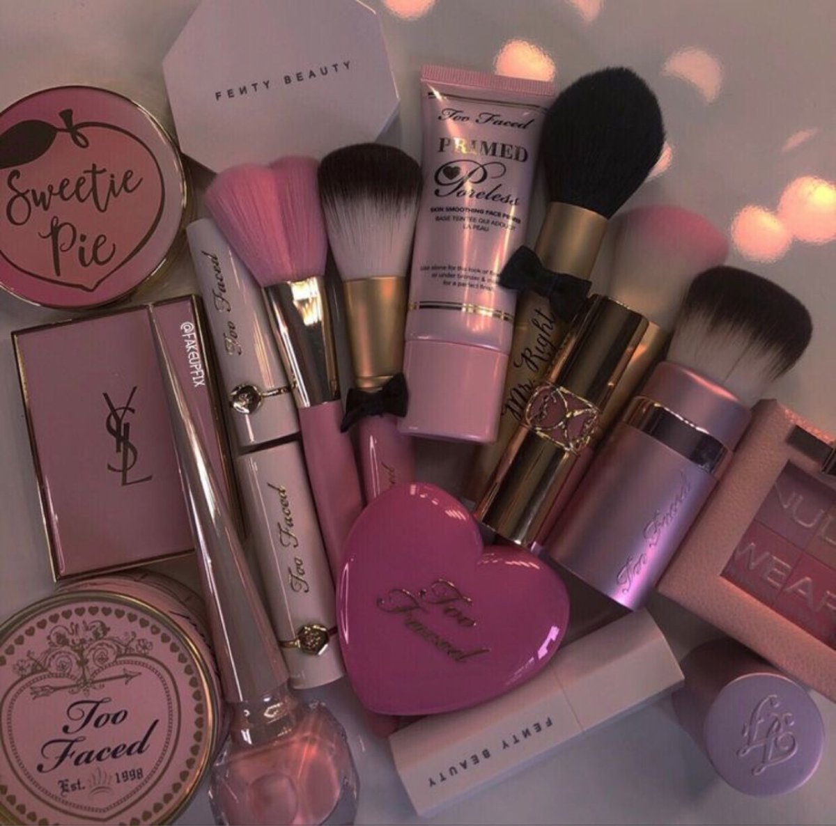 Розовая косметика