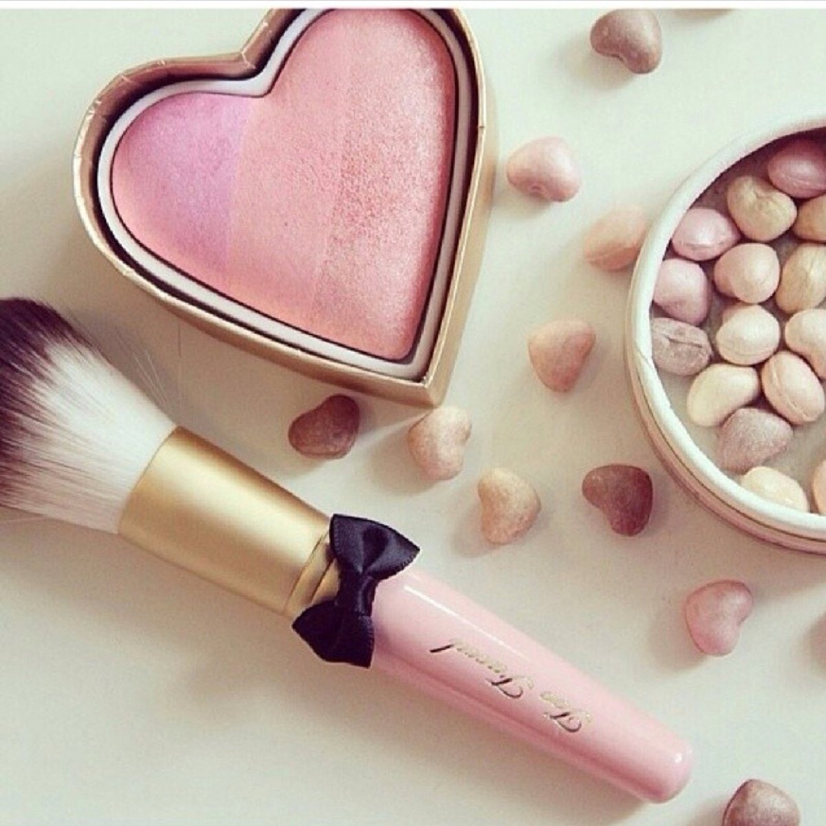 Косметика в нежных тонах