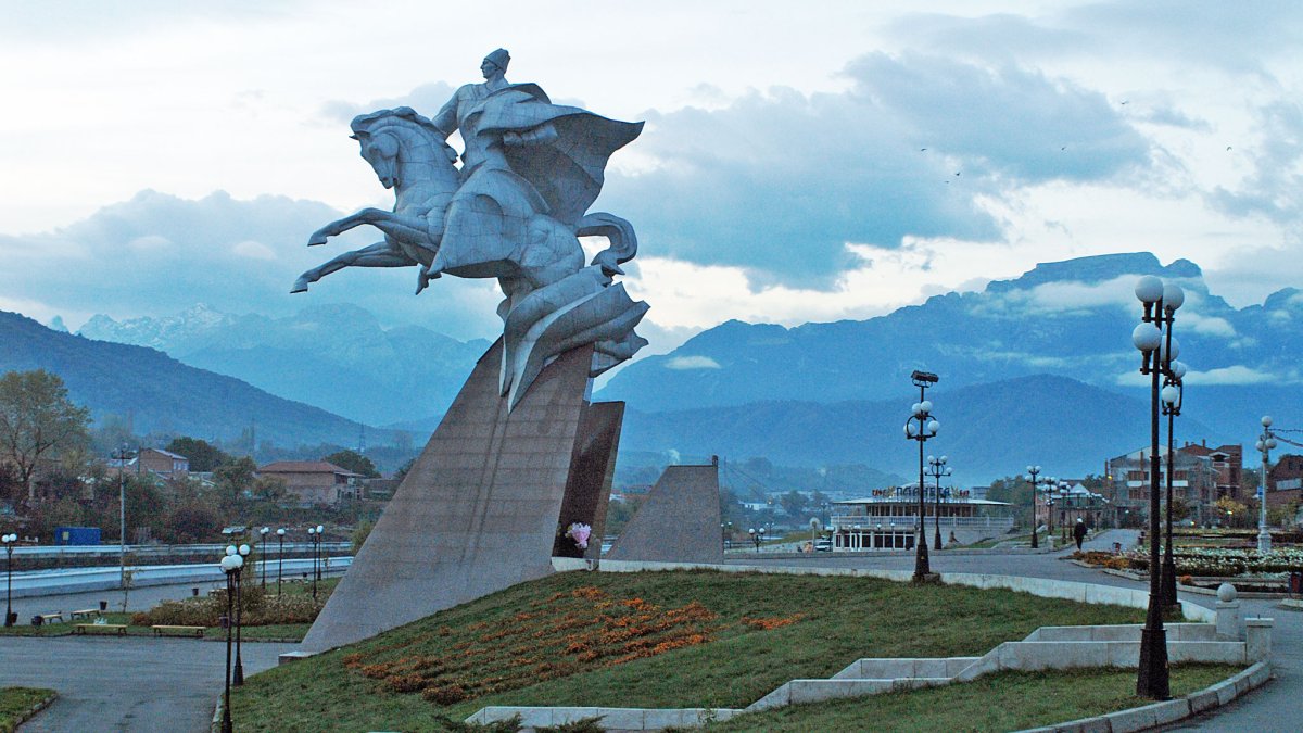 Исса Плиев памятник во Владикавказе