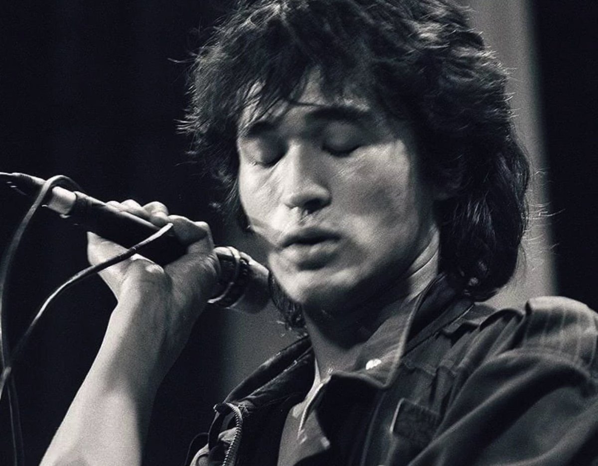 Виктор Цой с гитарой